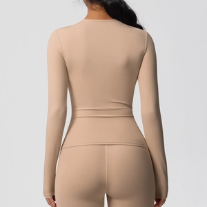 Détail de l'ensemble de sport moulant beige à manches longues et legging de dos