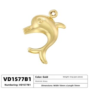Vue macro d'un pendentif dauphin en laiton doré avec taille 18mmx19mm et anneau de suspension