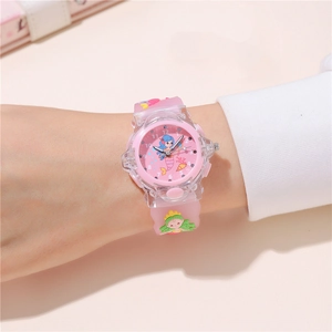 Dettaglio dell'orologio rosa per bambini con motivo a sirena e cinturino in silicone