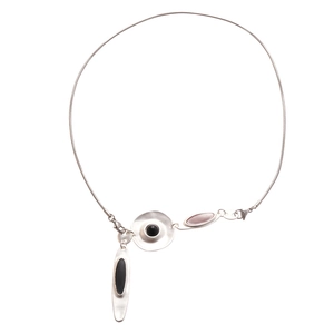 Collier géométrique argenté minimaliste avec détails noirs et roses sur chaîne serpent