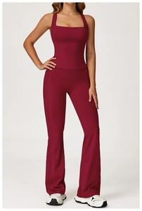 Dettaglio del set yoga bordeaux con canotta a collo quadrato e pantaloni svasati