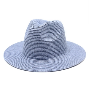 Dettaglio della trama a spirale fine e della corona di questo cappello di paglia celeste
