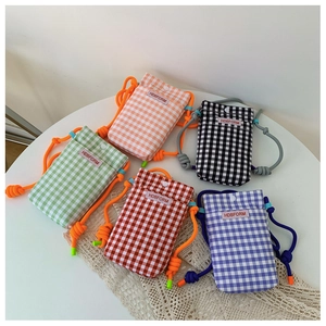 Flache Ansicht von karierten Canvas-Handytaschen in Orange, Schwarz, Grün und Lila