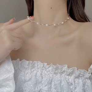 Collana minimalista in argento S925 con perle d'acqua dolce bianche su una modella
