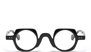Dettaglio della montatura nera geometrica con un design moderno e stile d'avanguardia