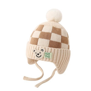 Gebreide baby muts met beige schaakbordpatroon en schattige beren-patch