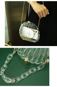 Detail der Acryl-Abendtasche in Muschelform mit transparenter Kette und goldenem Riemen