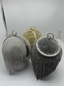 Tres bolsos de esfera con pedrería en plata, oro y negro con detalles de borlas