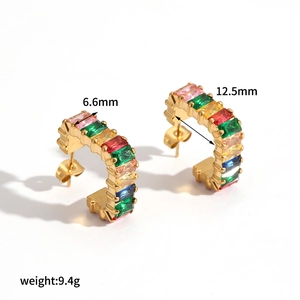 Boucles d'oreilles créoles dorées en acier inoxydable avec zircons colorés