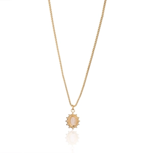 Goldene quadratische Kette mit Sonnenstrahl-Anhänger und ovalem cremefarbenem Stein