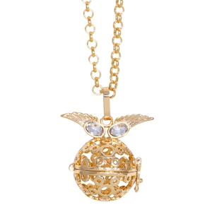 Collier médaillon sphère creuse dorée avec ailes et pierres de zircone claires