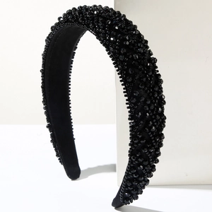 Détails d'un serre-tête fait main orné de perles de cristal noir avec doublure velours