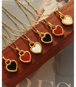 Détail des pendentifs en forme de cœur avec incrustations rouges, noires et nacre