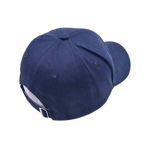 Vue arrière d'une casquette bleue marine avec boucle métallique réglable en argent
