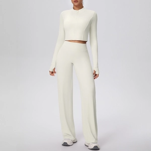 Ensemble de yoga blanc crème avec veste zippée à passe-pouces et pantalon évasé