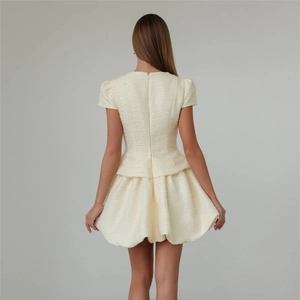 Elegante completo in tweed beige con top a maniche corte e gonna a palloncino
