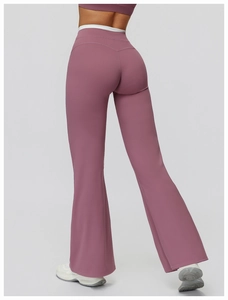 Détail du pantalon de yoga évasé rose avec taille haute bicolore blanche et slim