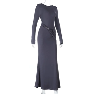 Detail van nauwsluitende donkergrijze maxi-jurk met metalen ring in de taille en plooien