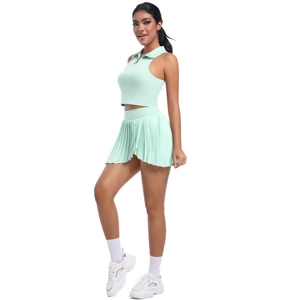 Détail de l'ensemble débardeur polo vert menthe et mini-jupe plissée en tissu élastique sport