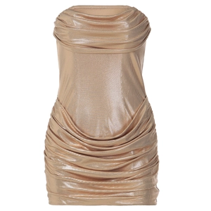 Détail du tissu texturé doré brillant et du design froncé sur la mini robe moulante
