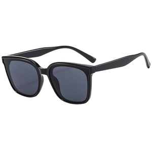 Lunettes de soleil rétro à monture carrée large avec finition noire profonde chic