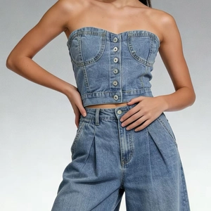 Ensemble chic deux pièces en denim bleu avec haut bustier moulant et pantalon large