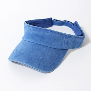 Détail de la visière pare-soleil en denim bleu délavé avec finition usée et coutures.