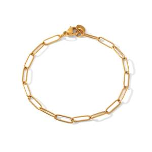 Détail d'un bracelet chaîne trombone plaqué or 18K avec fermoir mousqueton et breloque