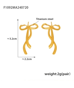 Detaillierte Größenangaben für goldene Schleifenohrringe aus robustem Titanstahl