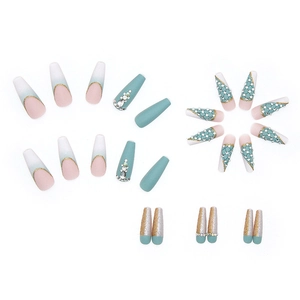 Faux ongles bleu et nude avec dégradé mat, strass étincelants et paillettes dorées
