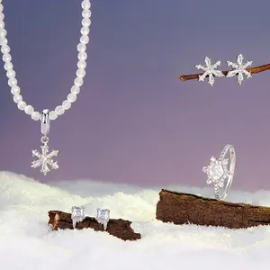 Funkelndes S925 Sterlingsilber Schneeflocken Schmuckset mit Halskette Ohrringen und Ring