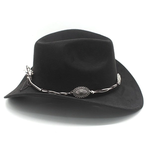 Détail chapeau de cowboy en daim noir avec ruban tressé et rivets soleil en métal argenté