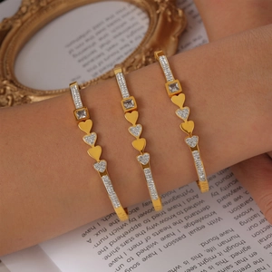 Elegantes Set aus vergoldeten Titanarmbändern mit glänzenden Herz-Zirkonia-Anhängern