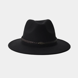Detalle de sombrero fieltro negro con banda trenzada marrón y logo de rinoceronte