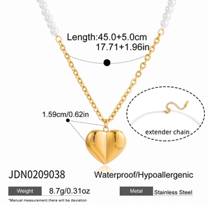 Detail of 18K gold plated stainless steel heart necklace with white pearls and dimensions