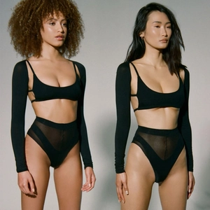 Détails de l'ensemble trois pièces noir pour femme avec empiècement en résille et top