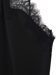 Gros plan sur la dentelle noire et le satin soyeux de la robe dos nu élégante