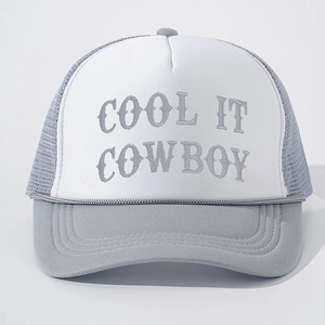 Détail de l'inscription brodée COOL IT COWBOY sur cette casquette trucker vintage