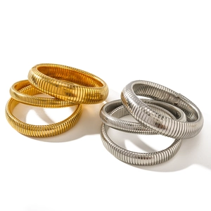 Set di bracciali elastici in acciaio al titanio placcato oro 18K stile retrò
