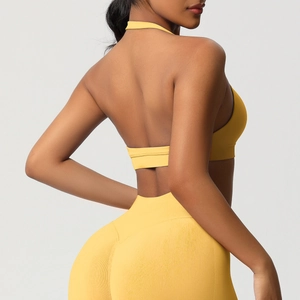 Détail d'un soutien-gorge de sport côtelé jaune sans couture avec dos nu et licou