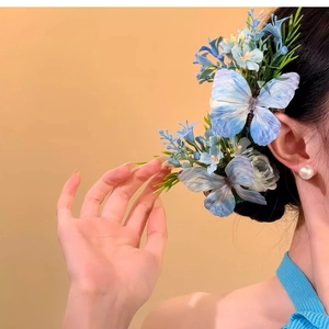 Barrette élégante avec fleurs en tissu et papillons bleus sur modèle