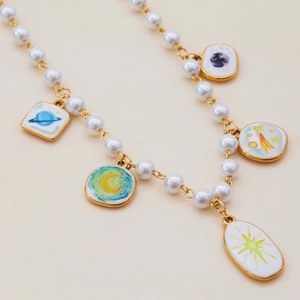 Collier en perles d'acier doré 18K avec pendentifs en émail aux motifs de l'espace cosmique