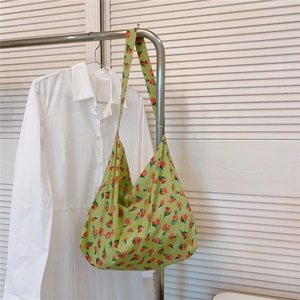 Détail du sac hobo en coton vert avec imprimé tulipes rouges et toile souple