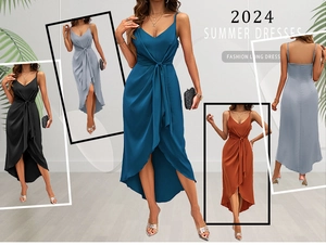 Détails de la robe d'été en satin avec col en V, lien à la taille et ourlet asymétrique en quatre tons