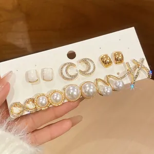 Elegantes Blumen-Perlenohrring-Set mit Goldfinish und Strasssteinen für Damen