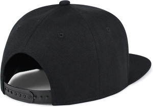 Detailansicht des verstellbaren Snapback-Verschlusses einer schwarzen Hip-Hop-Cap mit flachem Schirm