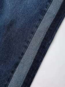 Nahaufnahme der dunkelblauen Denim-Textur und Doppelnaht bei dieser modischen Jeanshose