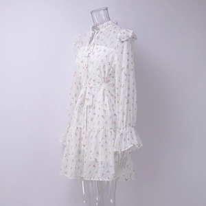 Dettaglio vestito floreale in chiffon con scollo a balze e gonna a balze multistrato