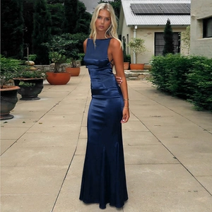 Détails du tissu en satin bleu foncé et de la coupe ajustée dos nu sur la robe longue