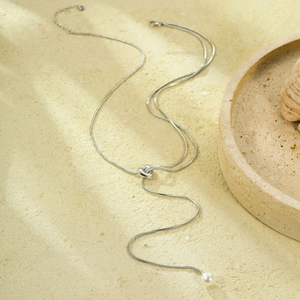 Collier élégant en acier inoxydable argenté avec nœud de cœur et pendentif en perle blanche